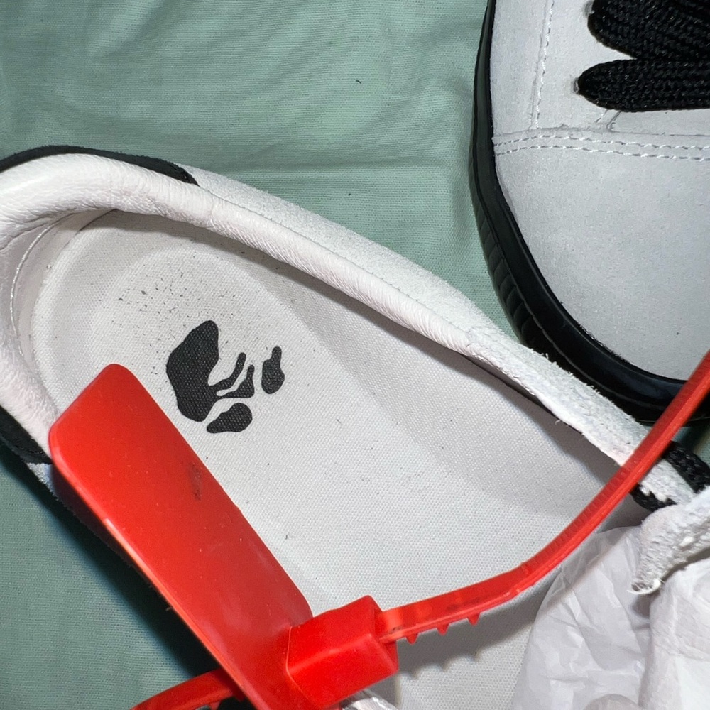 Off-White White and Black Low-Top Sneakers with Red Zip Tie - Picture 5 of 9